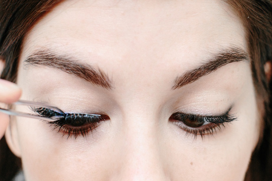 remove eyelash glue