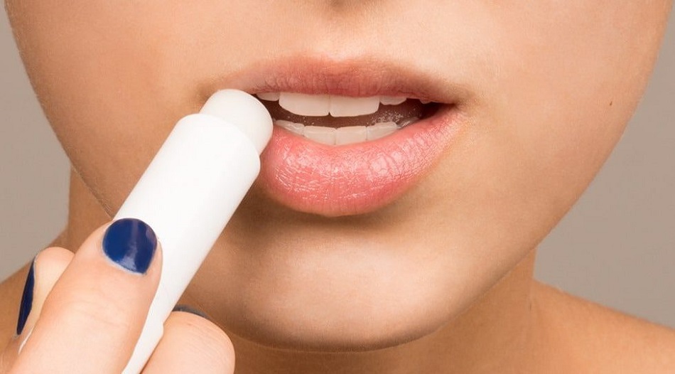 prevent lipstick from bleeding